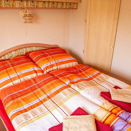 Отель Mobilheimy Camp Dlouha Mile Рожмитал-под-Тршемшинем Экстерьер фото