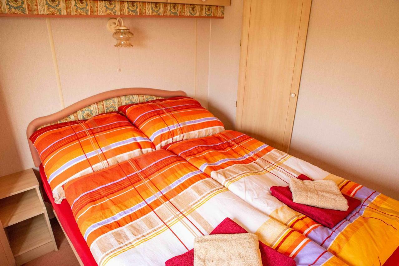 Отель Mobilheimy Camp Dlouha Mile Рожмитал-под-Тршемшинем Экстерьер фото